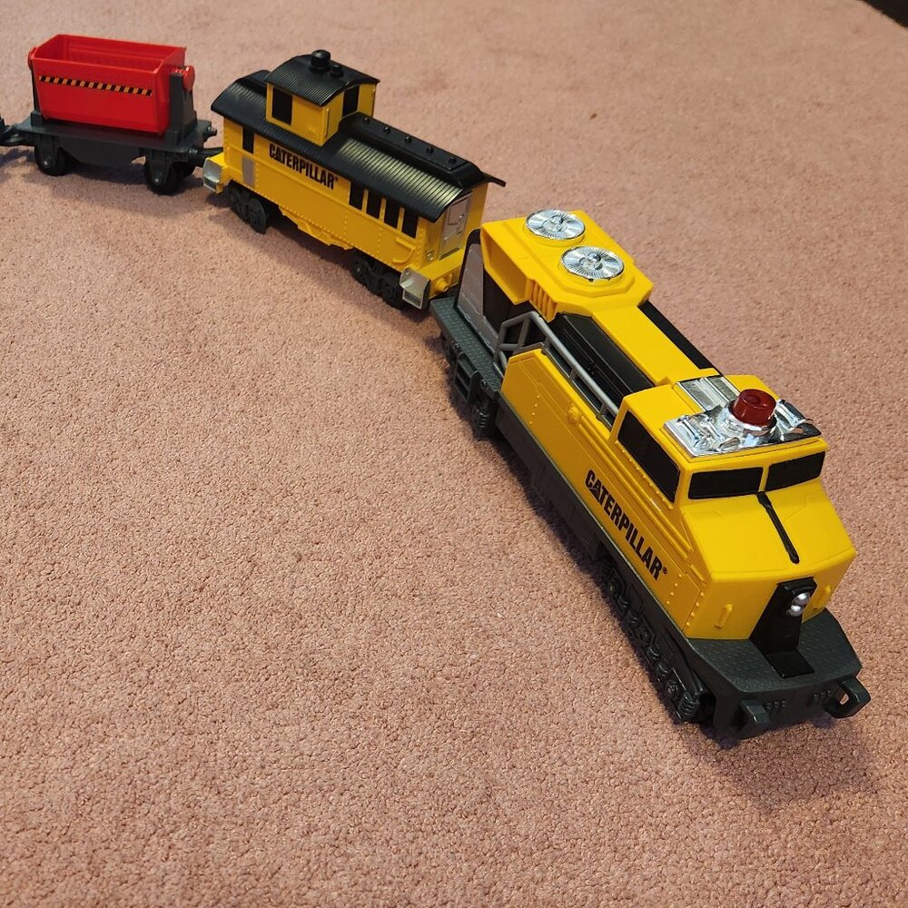 Caterpillar CAT Construction Express Motorized Toy Train Set withTrack